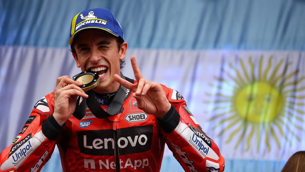 Marc Márquez posa con su medalla tras la victoria en la sprint del GP de Argentina.