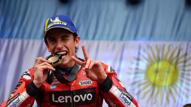 Marc Márquez posa con su medalla tras la victoria en la sprint del GP de Argentina.