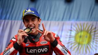 Marc Márquez posa con su medalla tras la victoria en la sprint del GP de Argentina.