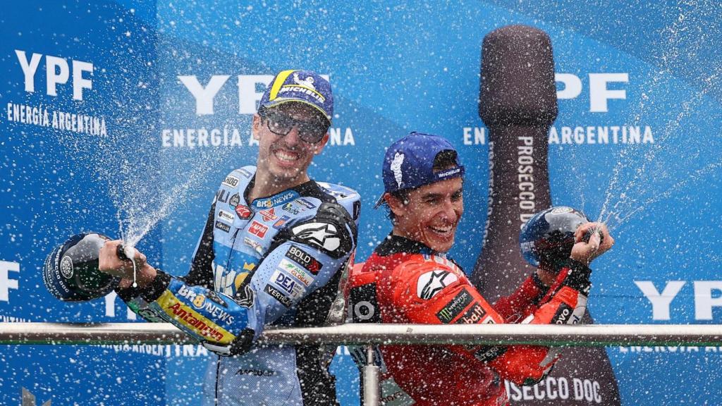 Marc y Álex Márquez celebran la primera y segunda posición, respectivamente, en el Gran Premio de Argentina.