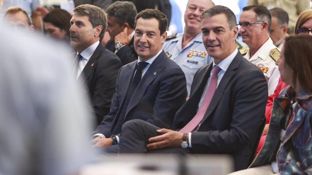 Pedro Sánchez y Juanma Moreno durante el acto de inauguración del Centro de Ensayos de Sistemas Aéreos no Tripulados en Moguer, en octubre de 2024.