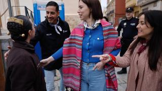 La ministra y secretaria general del PSPV-PSOE, Diana Morant (2d), visita la falla l'Albufera de Catarroja (Valencia). EFE/Kai Forsterling