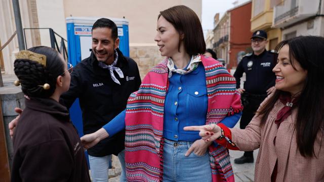 La ministra y secretaria general del PSPV-PSOE, Diana Morant (2d), visita la falla l'Albufera de Catarroja (Valencia). EFE/Kai Forsterling