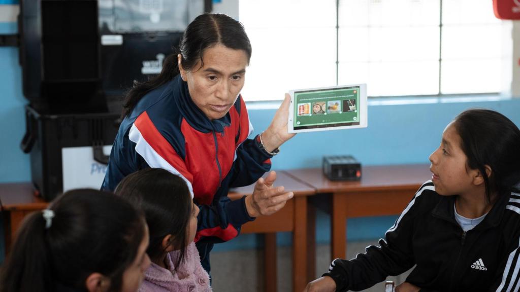 La maestra durante una clase.