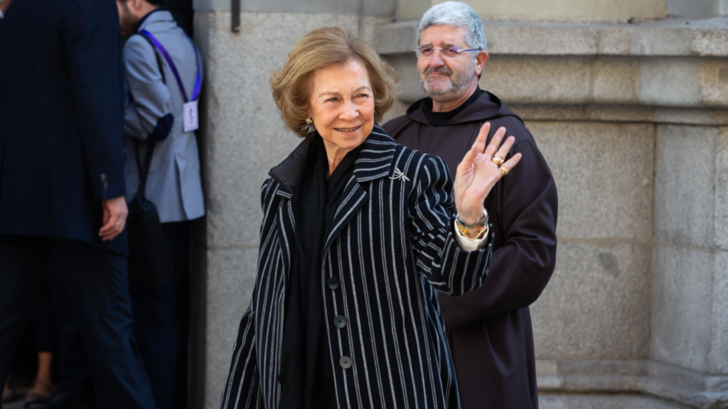 Imagen de la Reina Sofía caminando por Madrid