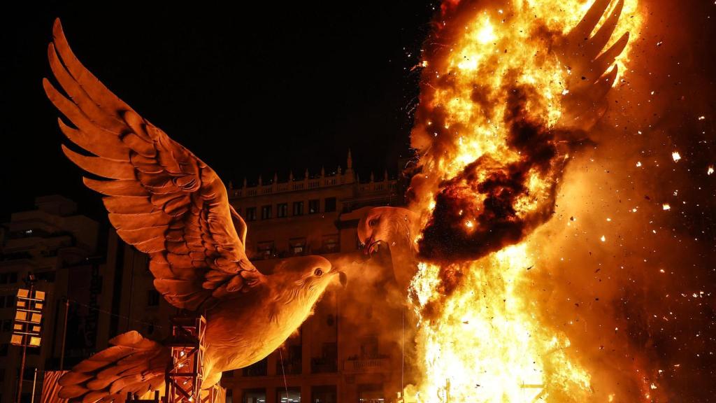 Dos palomas arden durante la ‘cremà' de la Falla del Ayuntamiento, a 19 de marzo de 2024, en Valencia.