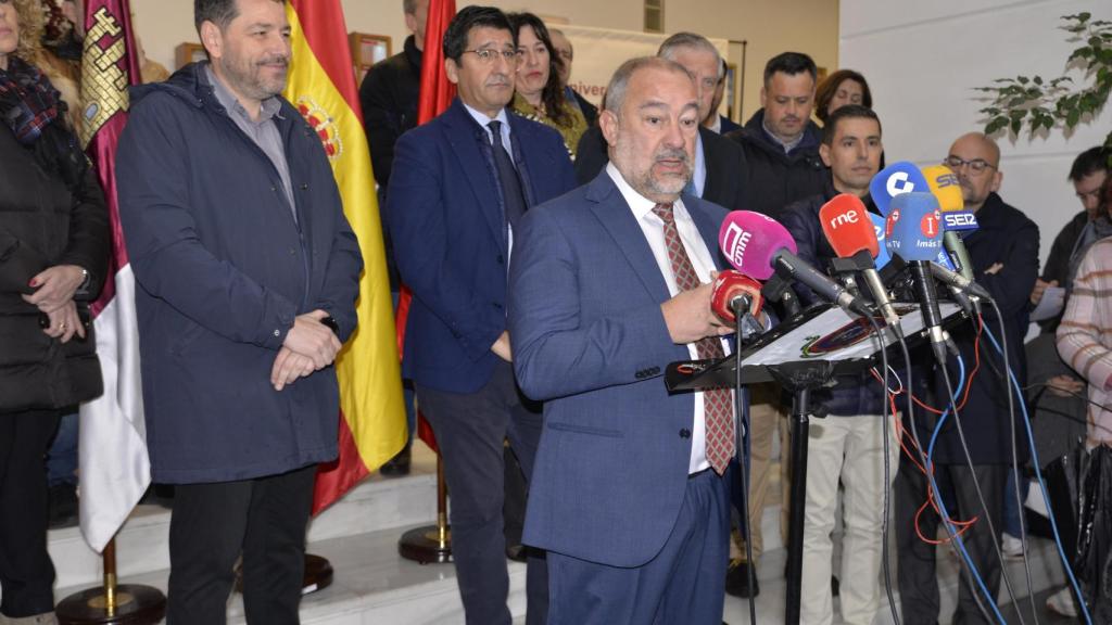 El rector de la UCLM durante su intervención.