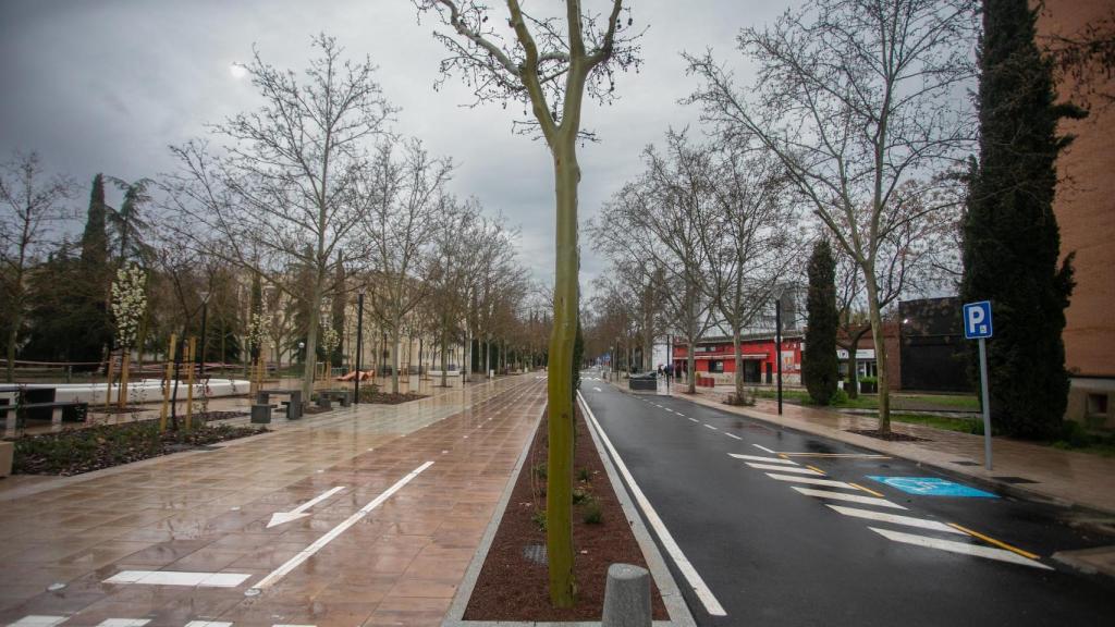 La avenida incorpora un carril bici y amplios espacios peatonales.