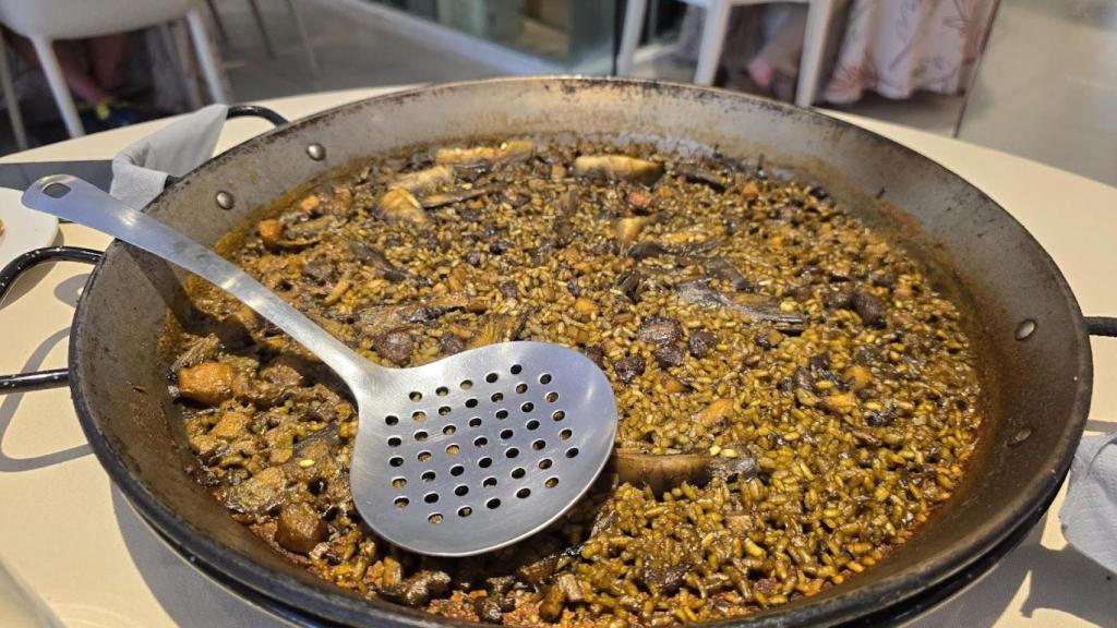 Paellera con uno de los arroces de la Arrocería las Bairetas.