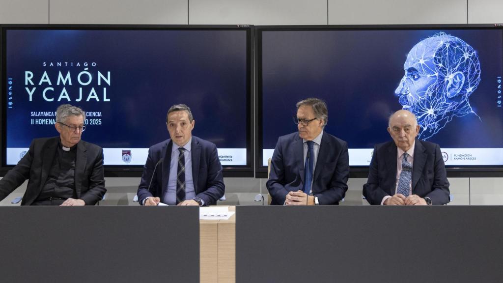El alcalde de Salamanca, Carlos García Carbayo; el rector de la Universidad de Salamanca, Juan Manuel Corchado; el rector de la Universidad Pontificia, Santiago García-Jalón; y el vicepresidente de la Fundación Ramón Areces, José María Medina, presentan la segunda edición de la jornada ‘Salamanca: por Cajal y la Ciencia’.
