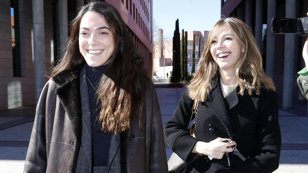 Andrea Navarro junto a su madre, Eva Zaldívar, en los juzgados de Madrid.