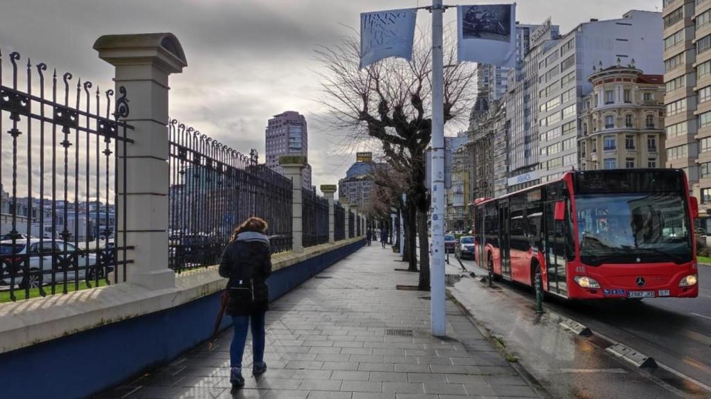 Linares Rivas, con el muro que separa la avenida del muelle donde está la lonja.