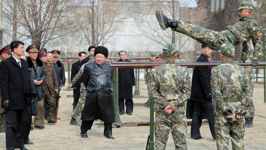 El líder norcoreano Kim Jong Un observa a un cadete practicar en las barras paralelas durante su visita a la Academia Militar Kang Kon, en Pionyang, en febrero.