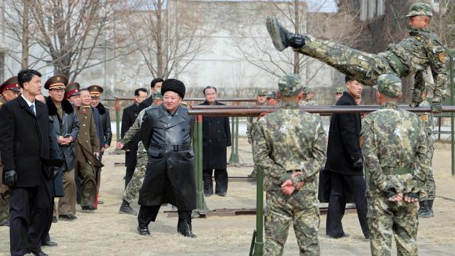 El líder norcoreano Kim Jong Un observa a un cadete practicar en las barras paralelas durante su visita a la Academia Militar Kang Kon, en Pionyang, en febrero.
