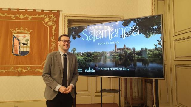 El concejal de Turismo, Ángel Fernández Silva, presenta la campaña 'Salamanca toca el cielo'