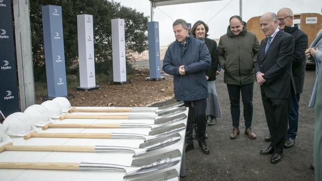 El presidente de Castilla-La Mancha, Emiliano García-Page, durante el acto de colocación de la primera piedra de Hydro en Torija.