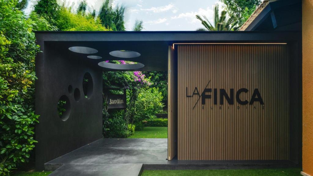 La entrada de La Finca.