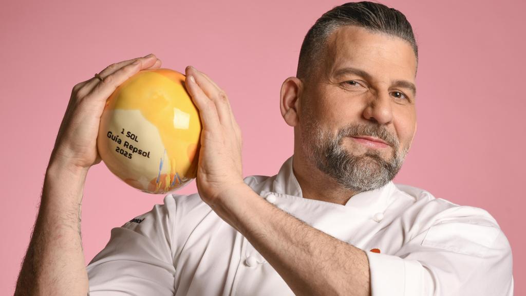 El chef Jesús Segura posando con su Sol Repsol.