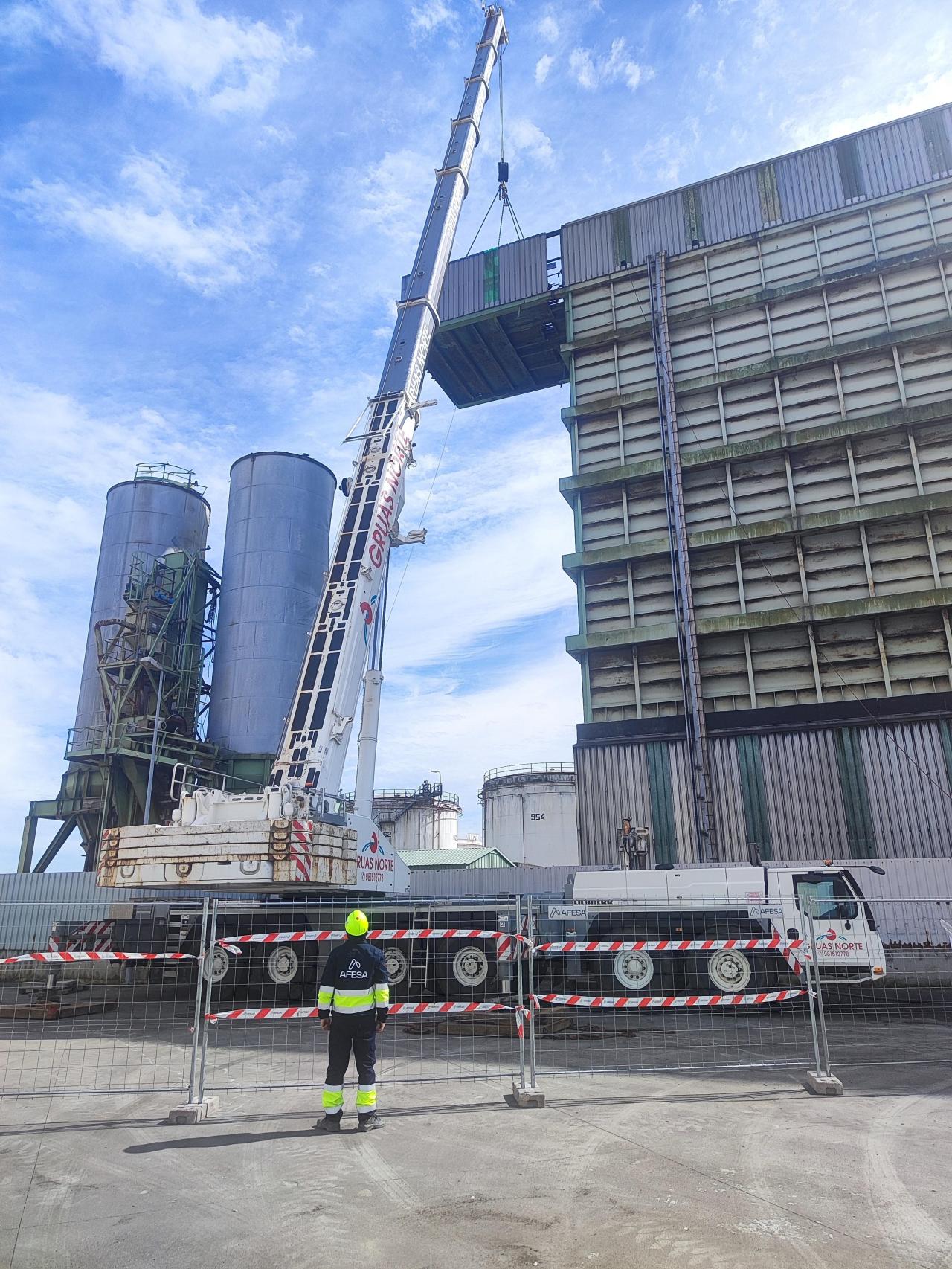Desmantelamiento de una nave de carga de Repsol en el puerto.