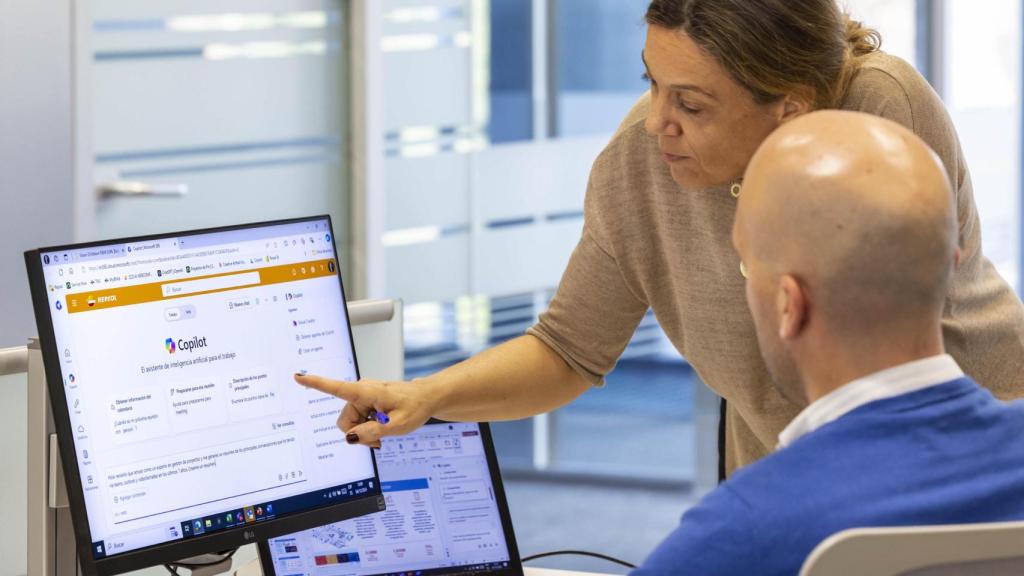 Empleados de Repsol usando Copilot.