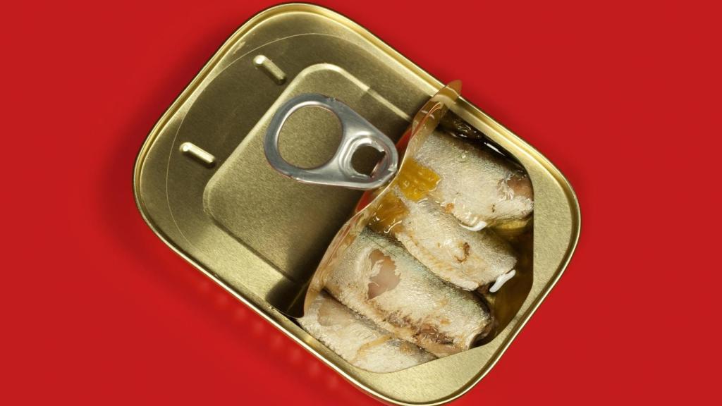 Una lata de sardinillas (Imagen de archivo)