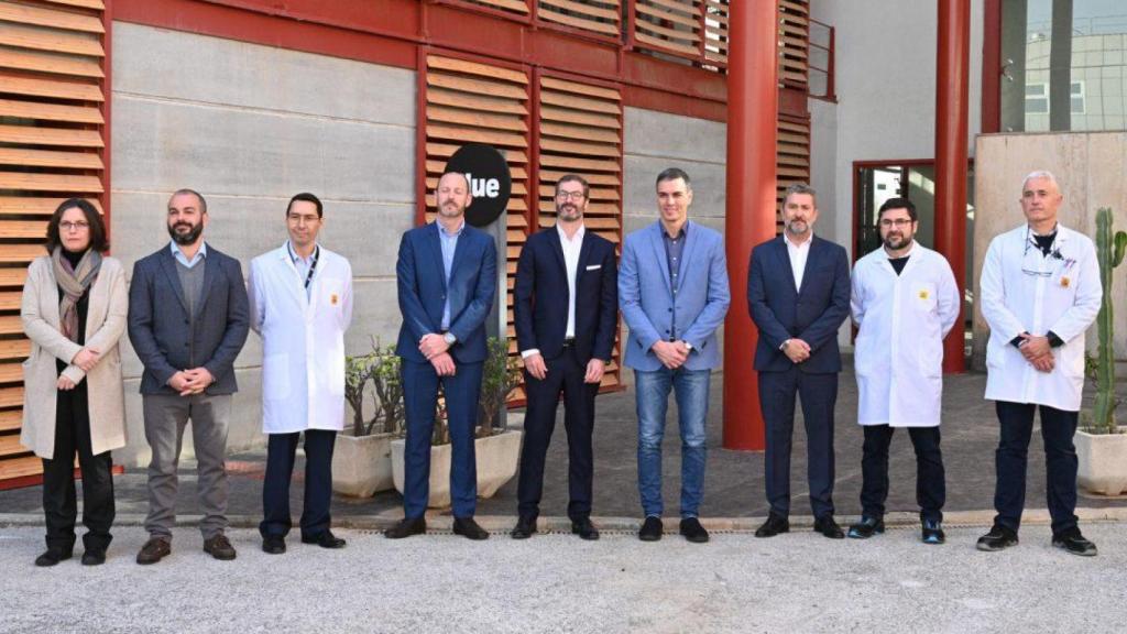 Pedro Sánchez, presidente del Gobierno, en su visita a la planta de Clue Tech en Málaga en febrero de 2023.