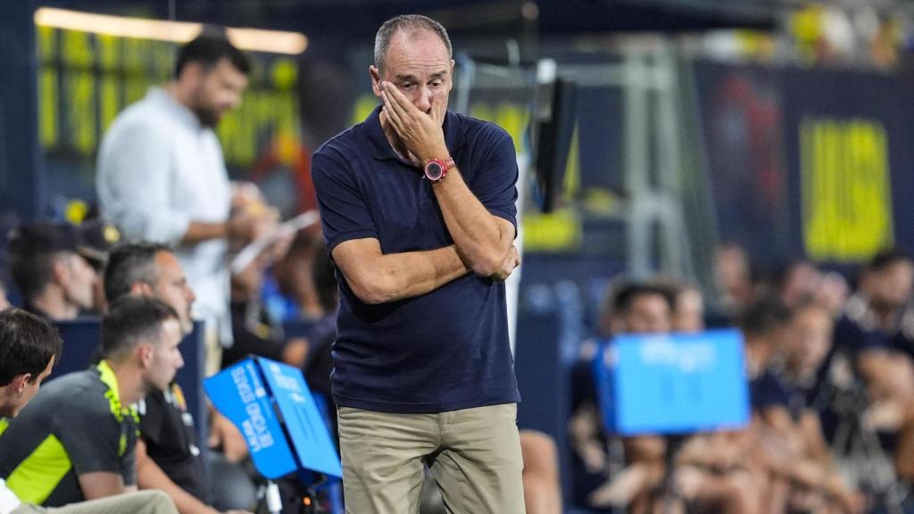 Víctor Fernández, ex entrenador del Zaragoza, preocupado durante un partido contra el Cádiz.