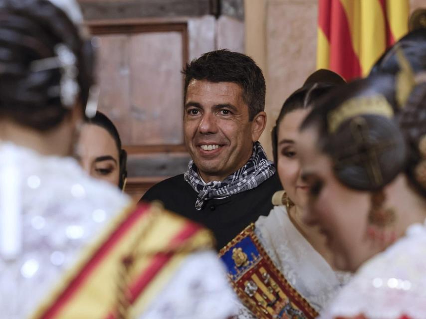 Carlos Mazón, presidente de la Comunidad Valenciana, durante un encuentro con falleras, este lunes en el Palau de la Generalitat.