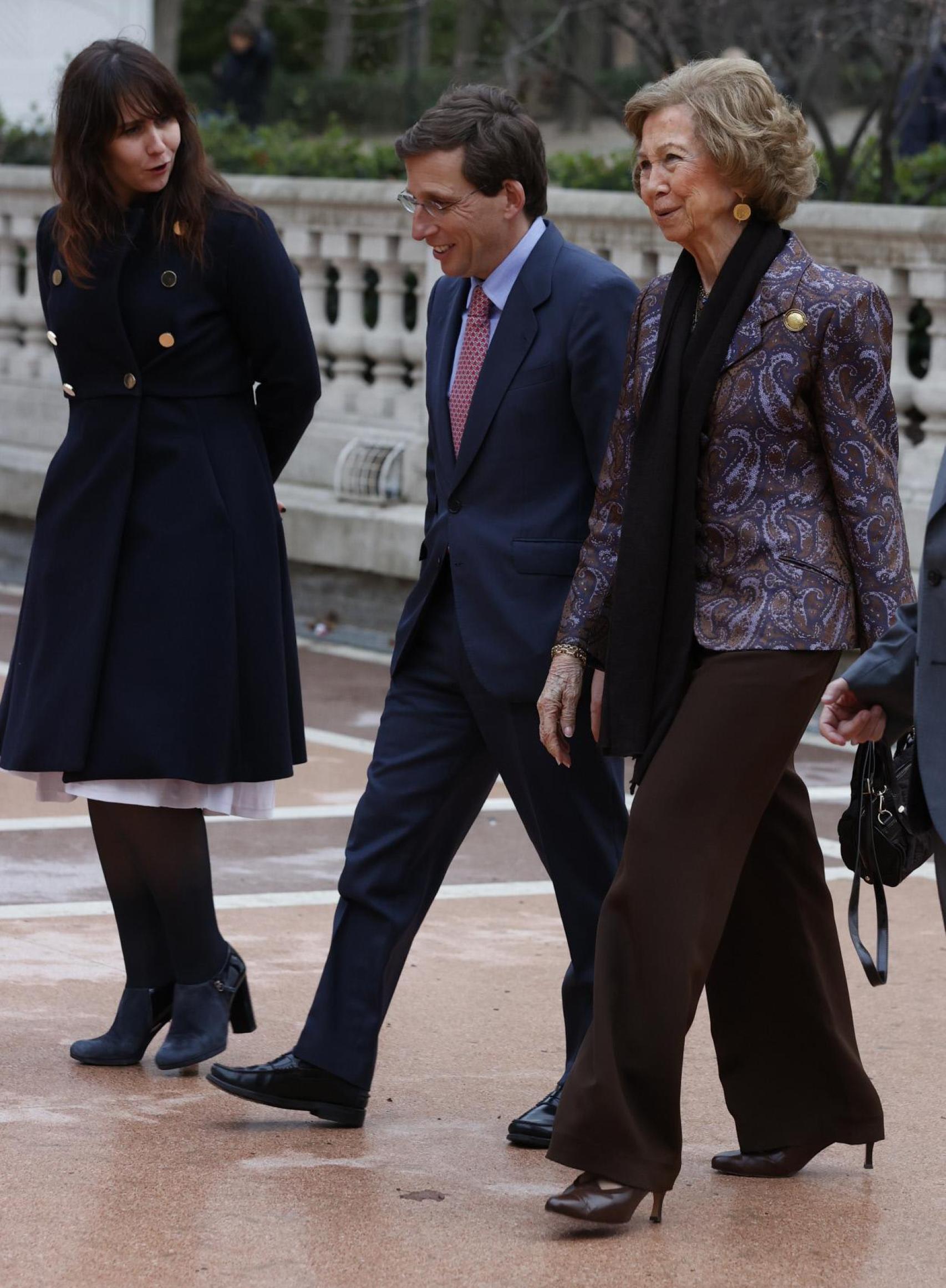 La emérita ha lucido una blazer  de Adolfo Domínguez combinada con pantalón y accesorios en tonos marrón.