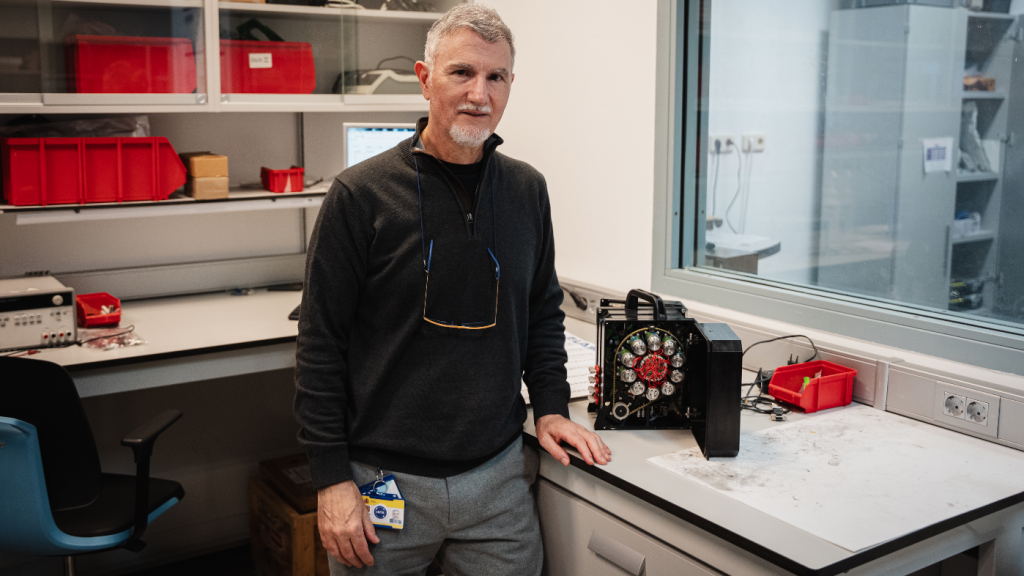 El doctor Víctor Parro durante la visita de EL ESPAÑOL al Centro de Astrobiología, dependiente del Instituto Nacional de Técnica Aeroespacial (INTA) y el Consejo Superior de Investigaciones Científicas (CSIC).