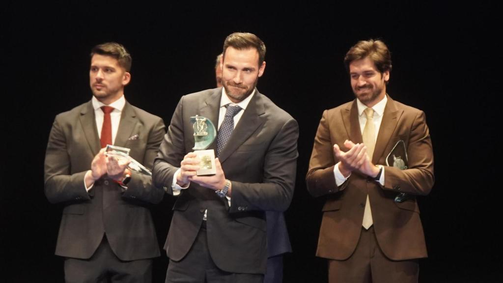 El piragüista Saúl Craviotto recibiendo su galardón