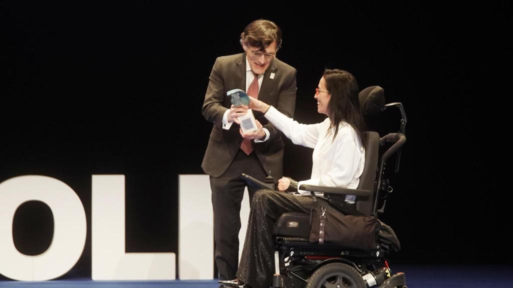 La nadadora paralímpica Teresa Perales recibiendo su reconocimiento