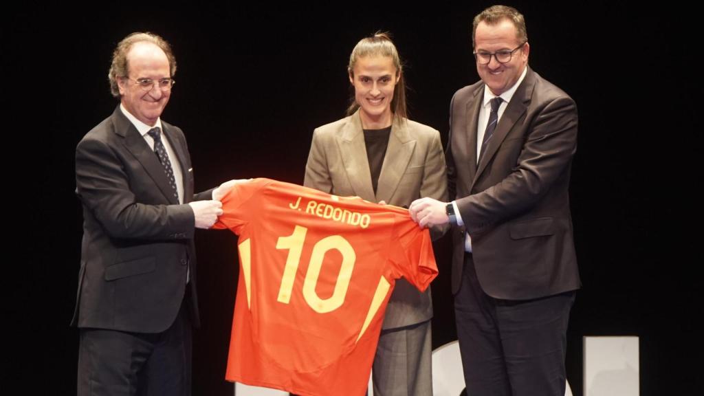 La seleccionadora Montse Tomé en el escenario durante la gala