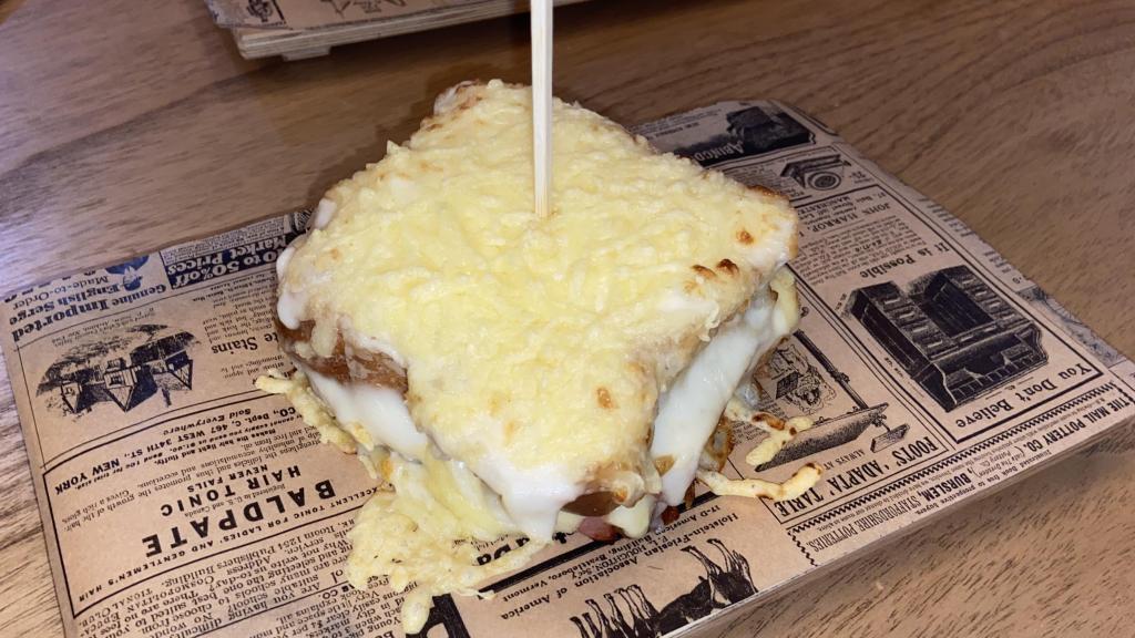 Sandwich en pan de brioche.