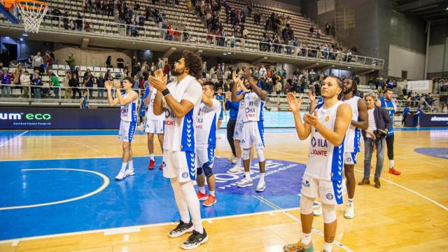Los jugadores del Lucentum agradecen el apoyo de la afición tras el último partido.