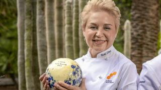 Susi Díaz, en la foto que luce el premio de los Tres Soles.