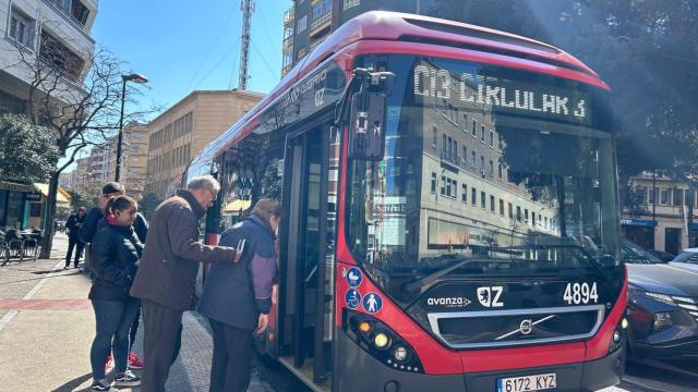 Algunos zaragozanos subiendo a la nueva circular, en la calle de Tomás Breton.
