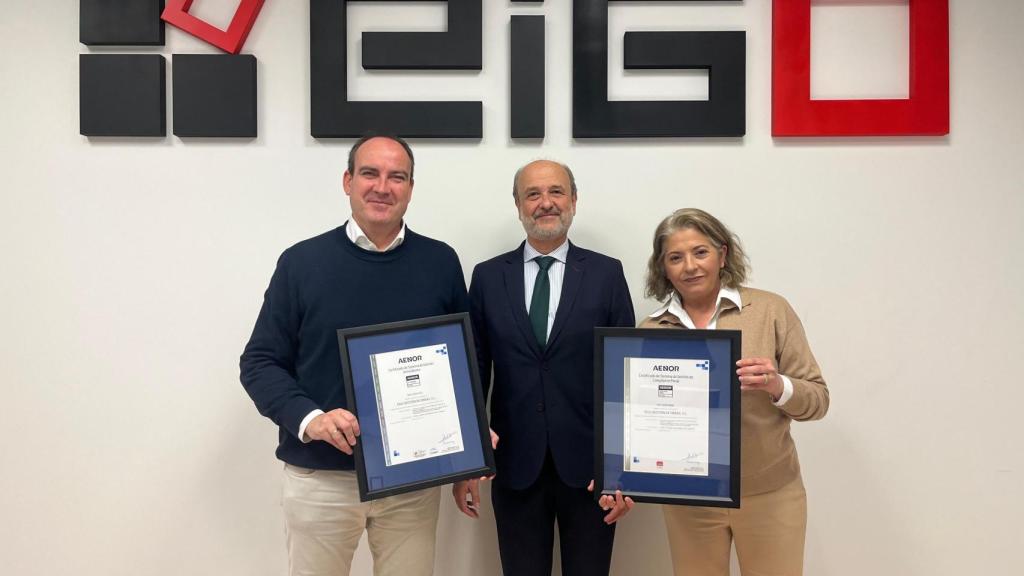 Ricardo Martínez Jordán, director general de la compañía; Marisa Balfagón, directora financiera; y Enrique Bello Amaya, director de AENOR Aragón.