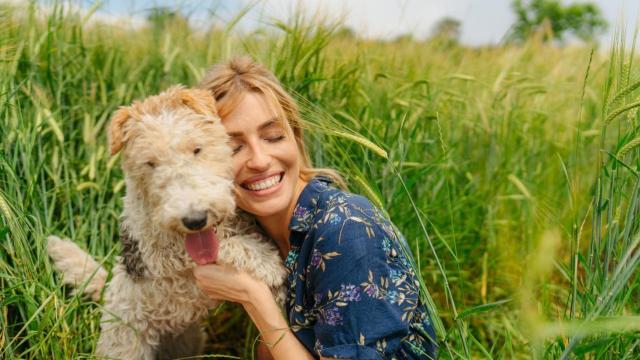 Mujer feliz con su perro.