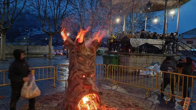 El árbol de fuego que se hace en un pueblo de Segovia