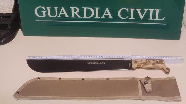 Imagen del machete utilizado por el hombre que amenazaba a su madre en Arévalo