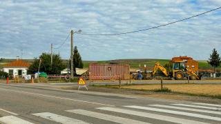 Maquinaria junto a la entrada al municipio por la carretera SA-300