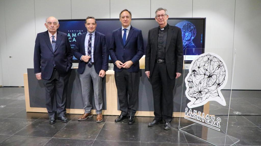 El alcalde de Salamanca, Carlos García Carbayo; el rector de la Universidad de Salamanca, Juan Manuel Corchado; el rector de la Universidad Pontificia, Santiago García-Jalón; y el vicepresidente de la Fundación Ramón Areces, José María Medina, en la presentación de la segunda edición de la jornada ‘Salamanca: por Cajal y la Ciencia’.