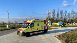 Ambulancia y helicóptero de Sacyl en una imagen de archivo