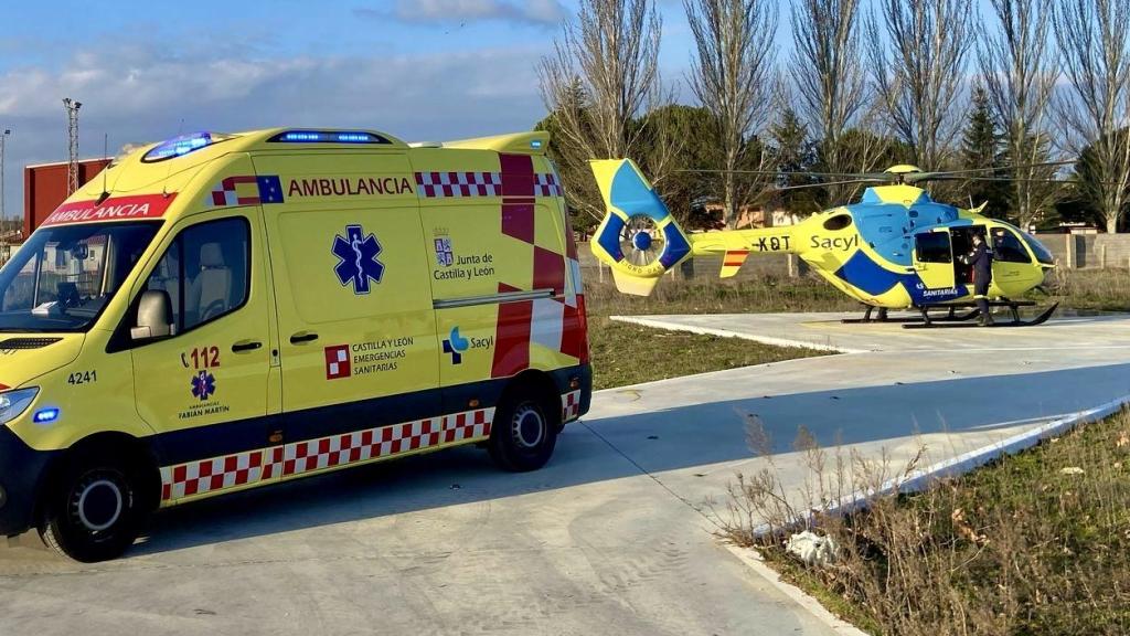 Ambulancia y helicóptero de Sacyl en una imagen de archivo