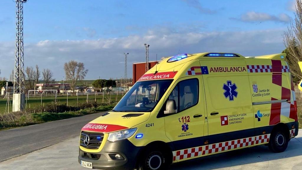 Ambulancia y helicóptero de Sacyl en una imagen de archivo