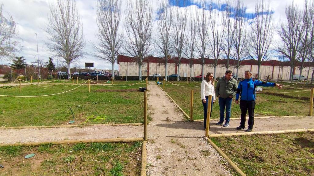 La concejala de Medioambiente, Marta Labrador, en su visita a la nueva zona de huertos de ocio