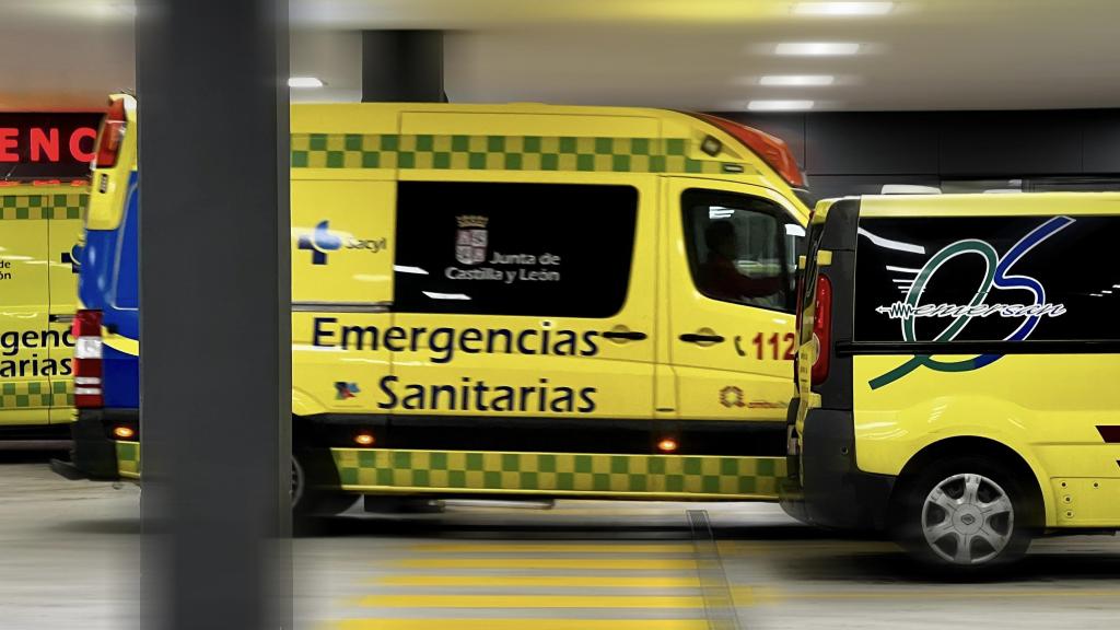 Ambulancia en el Complejo Hospitalario de Salamanca