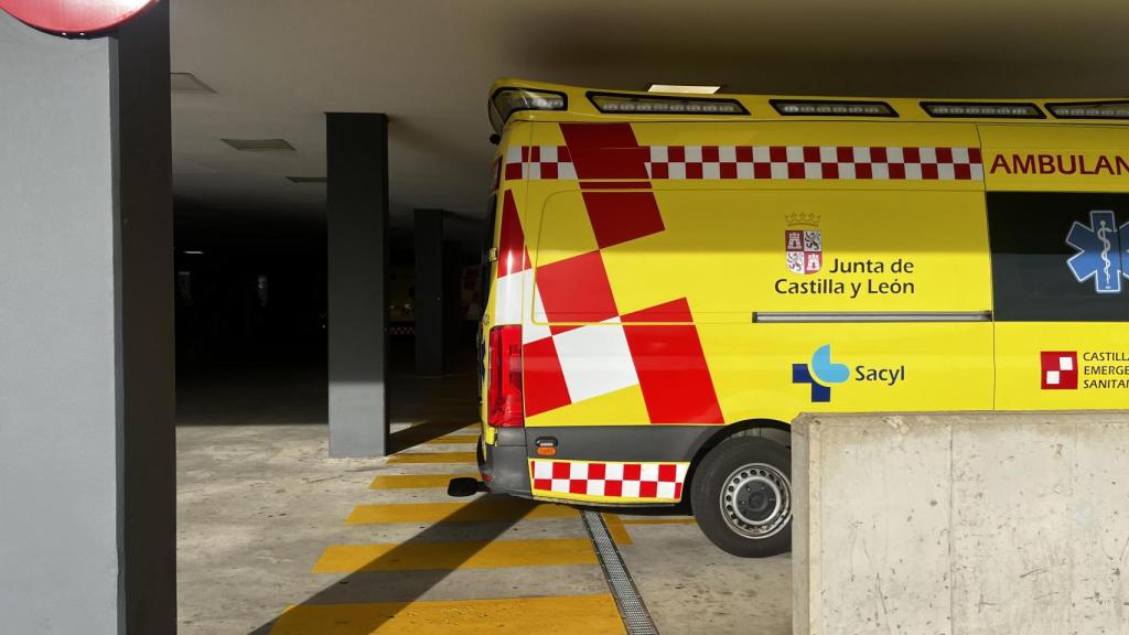 Ambulancia en el Complejo Hospitalario de Salamanca