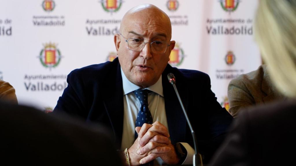 El alcalde de Valladolid, Jesús Julio Carnero, preside la Mesa Municipal del Soterramiento.